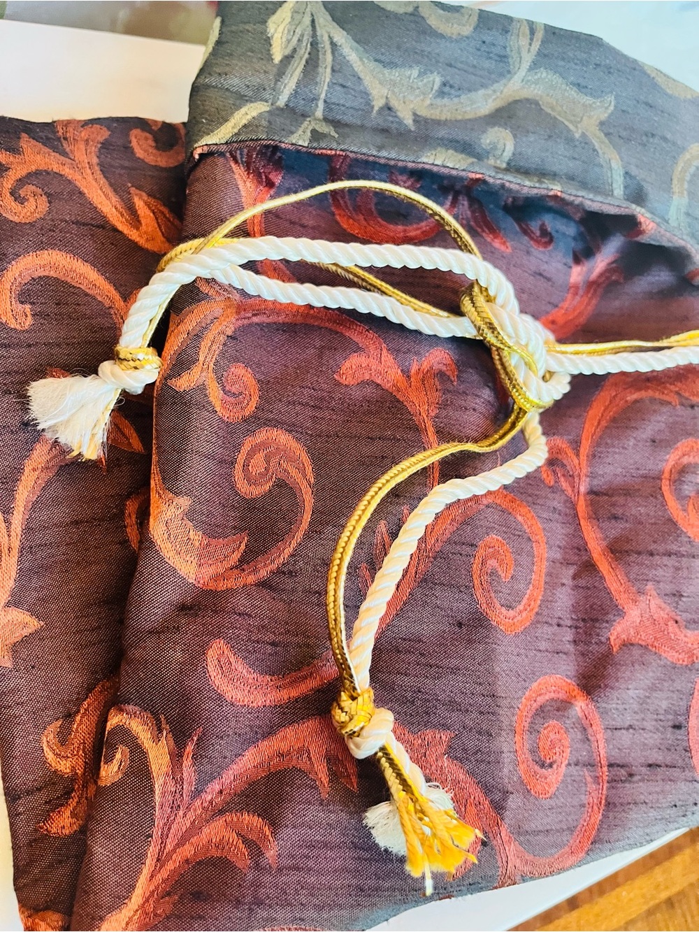 Silk-Like Brocade Wine Bottle Gift Pouch w/Embroidery & Drawstring (Like New) - Picture 5 of 11